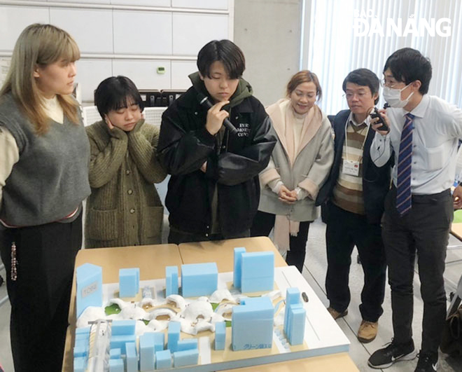 Students of the Faculty of Architecture and Road and Bridge Construction, the University of Science and Technology, a member school of the University of Da Nang, participate in an experience exchange trip at the Utsunomiya University in Japan. Photo: H.L