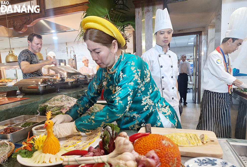 An artist prepares ‘Nem Cong Cha Phung’ dish. Photo: THU HA