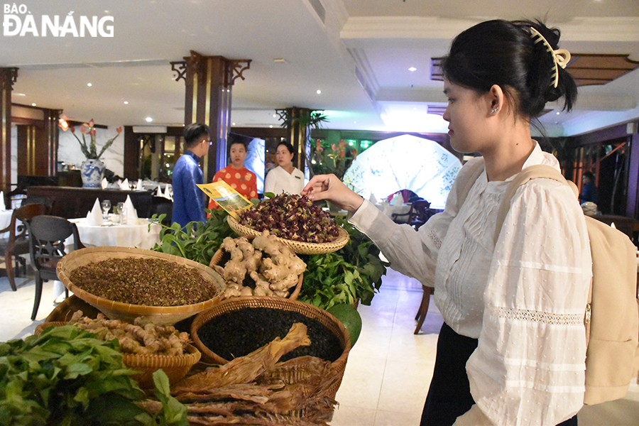  Tourists visit the agricultural products display of Da Nang and neighbouring localities. Photo: THU HA