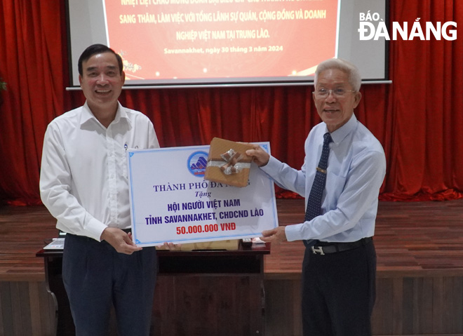 Phó Bí thư Thành ủy, Chủ tịch UBND thành phố Lê Trung Chinh tặng quà cho Hội Người Việt Nam tại Savannakhet nhân dịp Tết Bunpimay Phật lịch 2567. ẢNH: S.TRUNG