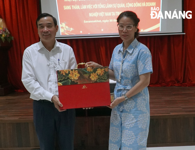 Chairman of the Da Nang People's Committee Le Trung Chinh presenting gifts to the Vietnamese Consulate General in Savannakhet Province Dang Thi Hai Tam. PHOTO: S. TRUNG