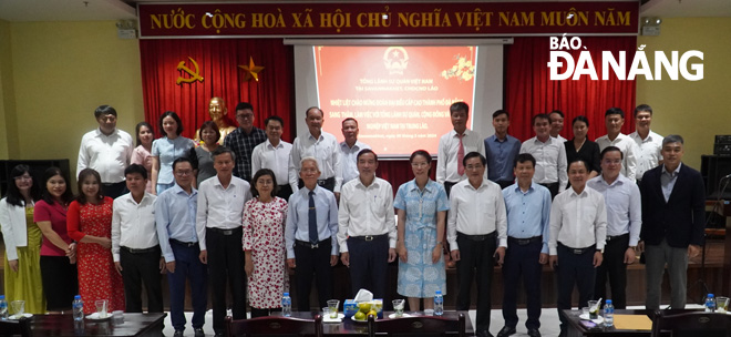 The Da Nang delegation posing for a souvenir photo with officials and employees of the Consulate General of Viet Nam in Savannakhet. PHOTO: S. TRUNG