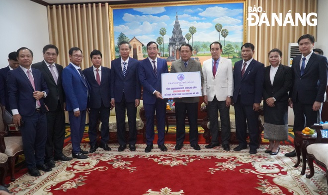 The Da Nang delegation donating Savannakhet Province VND500 million for social security work on the occasion of Bunpimay Tet. PHOTO: S.TRUNG