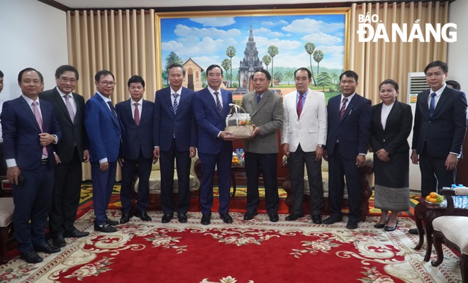 Governor of Bounchom Oubonpaserth presenting a gift to the Da Nang delegation. PHOTO: S. TRUNG