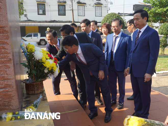 The Da Nang delegation offering flowers to commemorate President Ho Chi Minh at the memorial site in Savannakhet Province. PHOTO: S. TRUNG