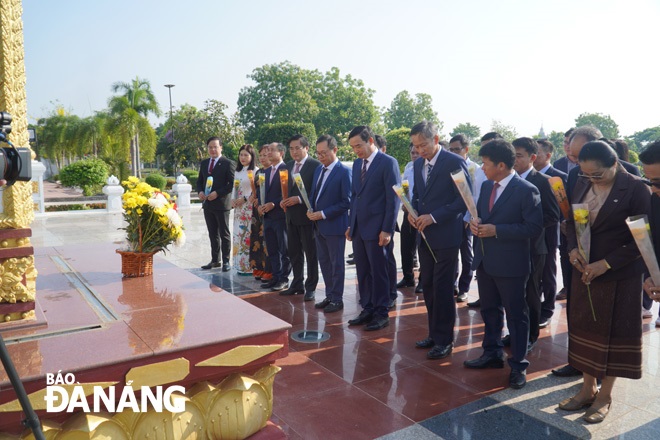 The Da Nang delegation offering flowers to commemorate President Kaysone Phomvihane. PHOTO: S. TRUNG