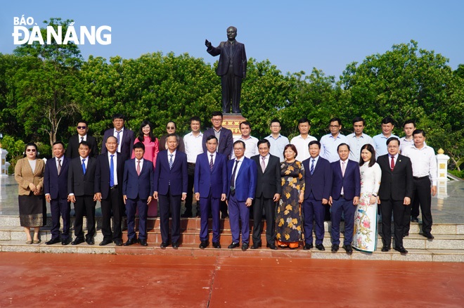 The Da Nang delegation at the memorial site of President Kaysone Phomvihane. PHOTO: S. TRUNG