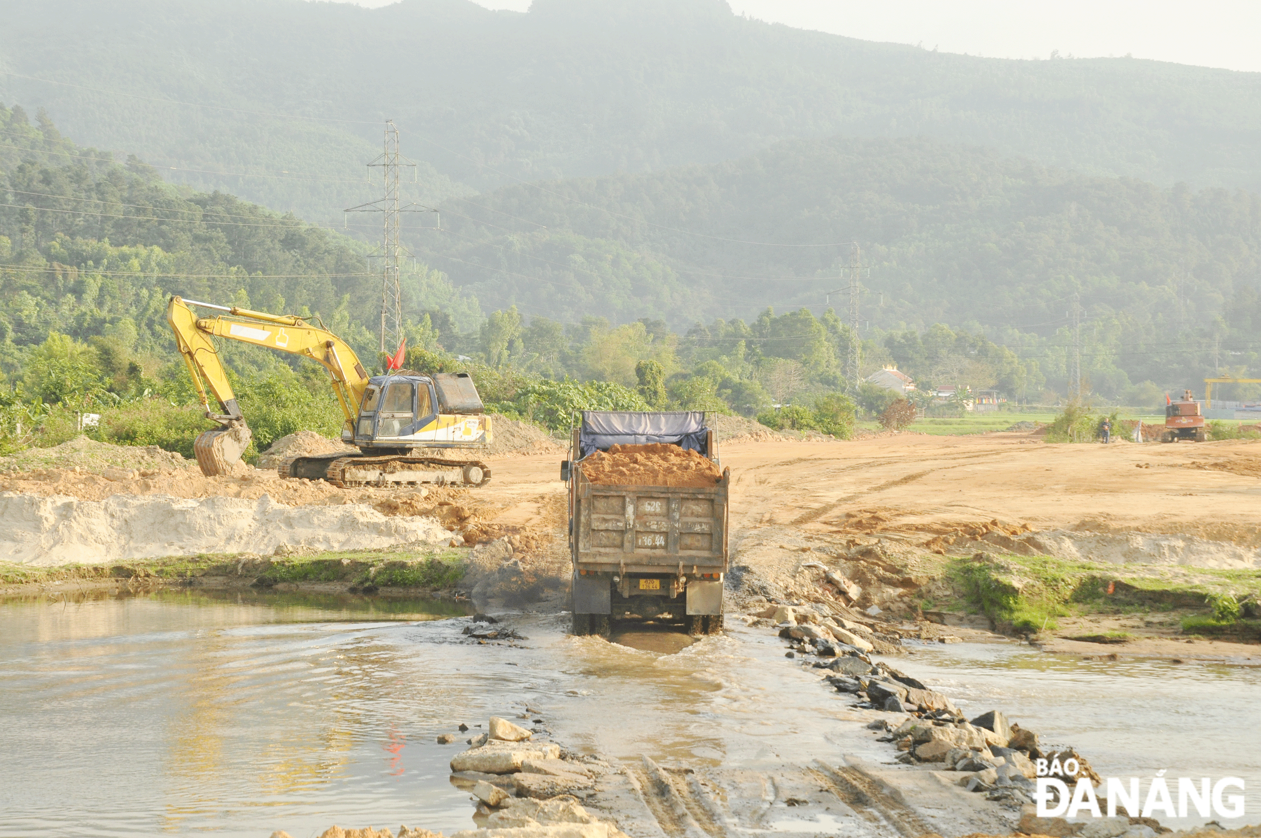 Tăng ca thi công đường ven biển nối cảng Liên Chiểu