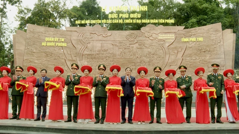 Khánh thành bức phù điêu 'Bác Hồ nói chuyện với cán bộ, chiến sĩ Đại đoàn quân tiên phong' tại Đền Hùng