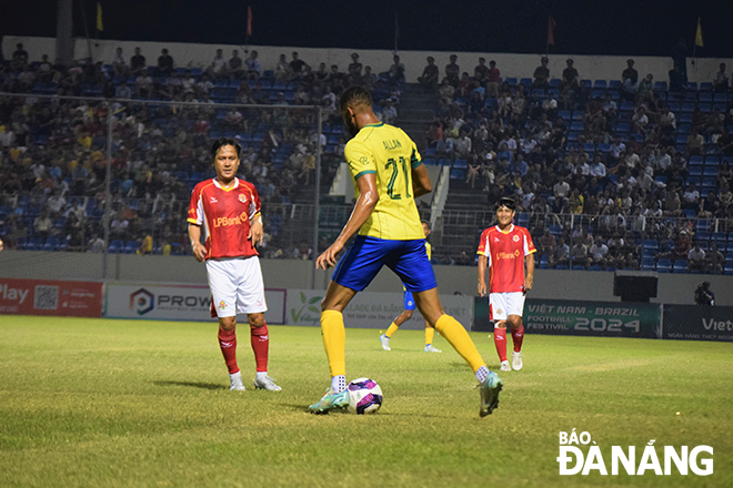 Ngôi sao bóng đá Brazil và Việt Nam đá giao hữu trên sân Hòa Xuân