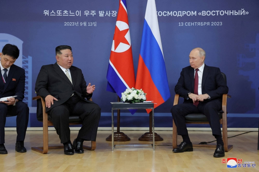 Tổng thống Nga Vladimir Putin (bên phải) tiếp nhà lãnh đạo Triều Tiên Kim Jong-un tại Sân bay vũ trụ Vostochny ở Amur thuộc vùng Viễn Đông của Nga vào tháng 9-2023. Ảnh: KCNA