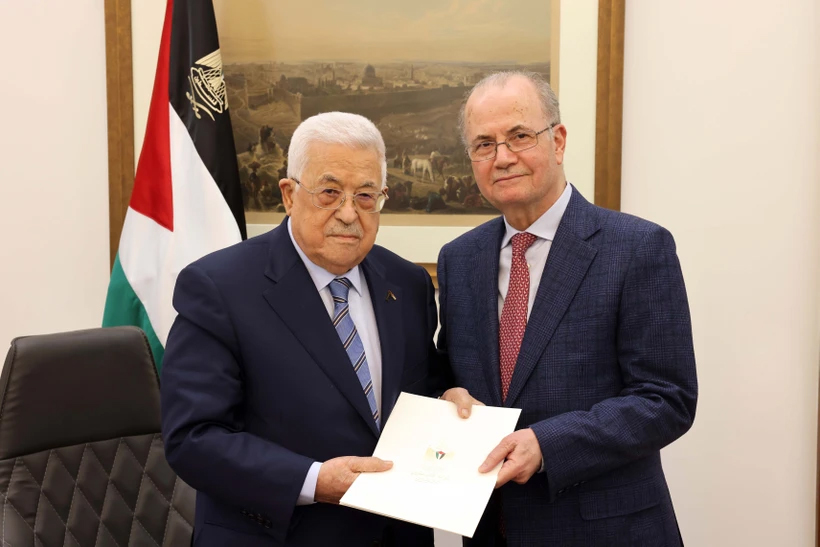 Tổng thống Palestine Mahmoud Abbas (trái) trao quyết định bổ nhiệm ông Mohammed Mustafa làm Thủ tướng mới, tại thành phố Ramallah (Bờ Tây), ngày 14-3-2024. (Ảnh: THX/TTXVN)