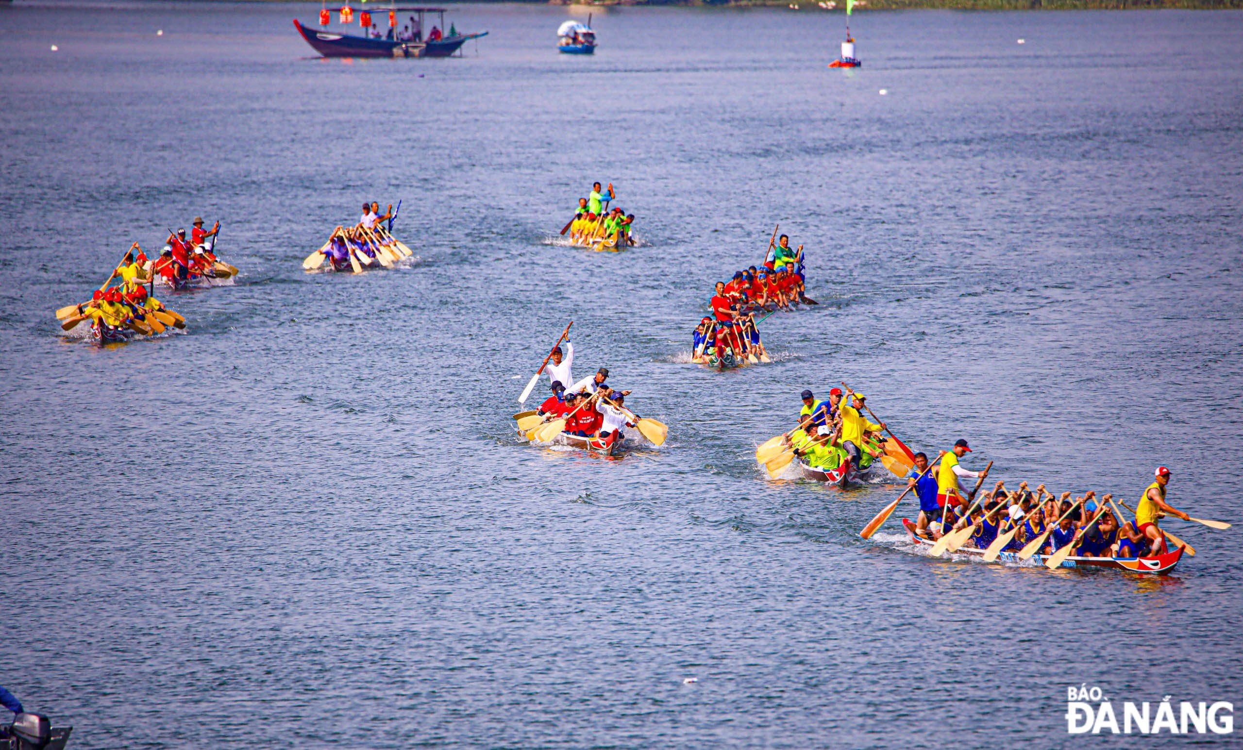 The racing teams deployed the strategy of separating into two groups to compete in the tournament