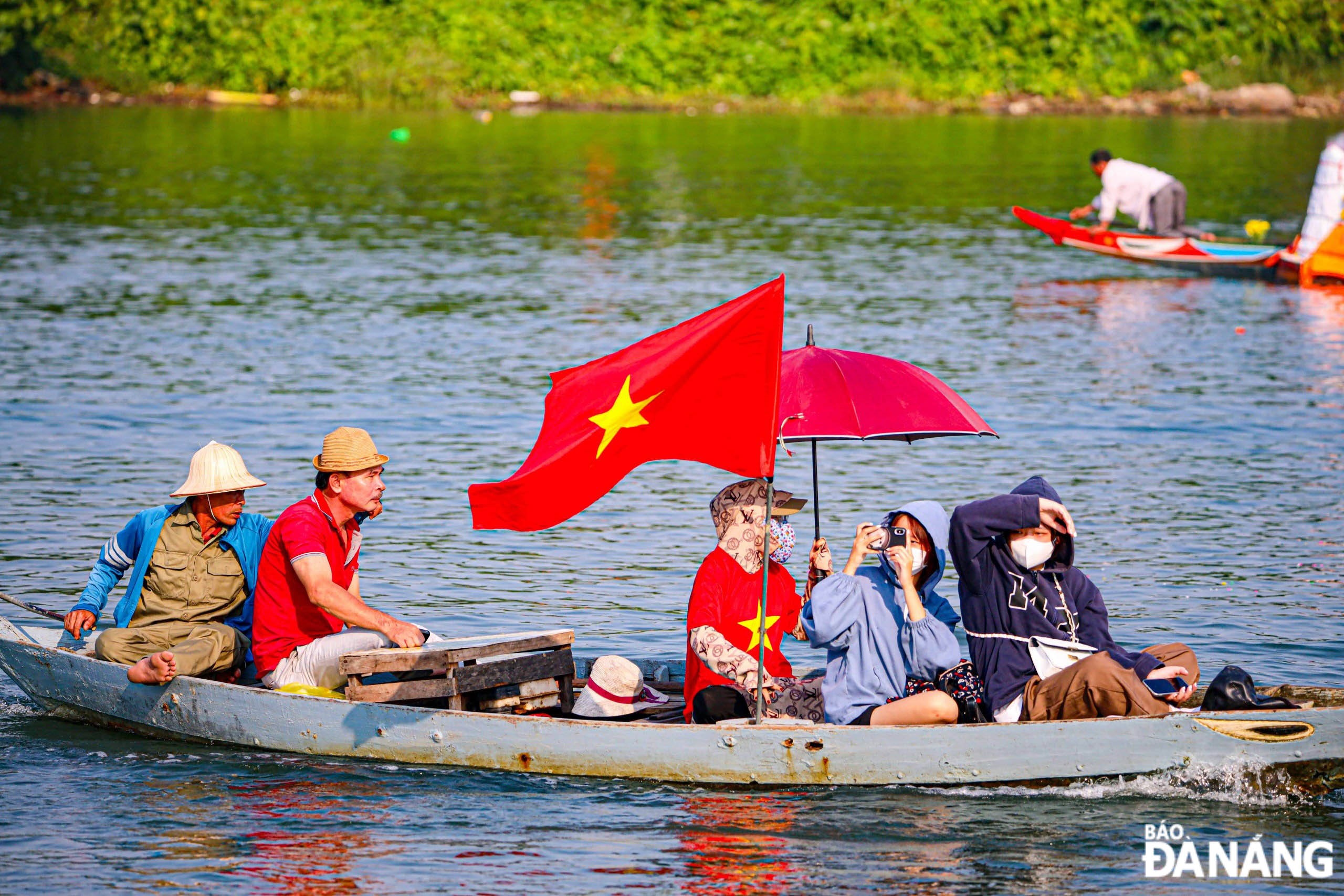 People and tourists cheer for the racing teams.