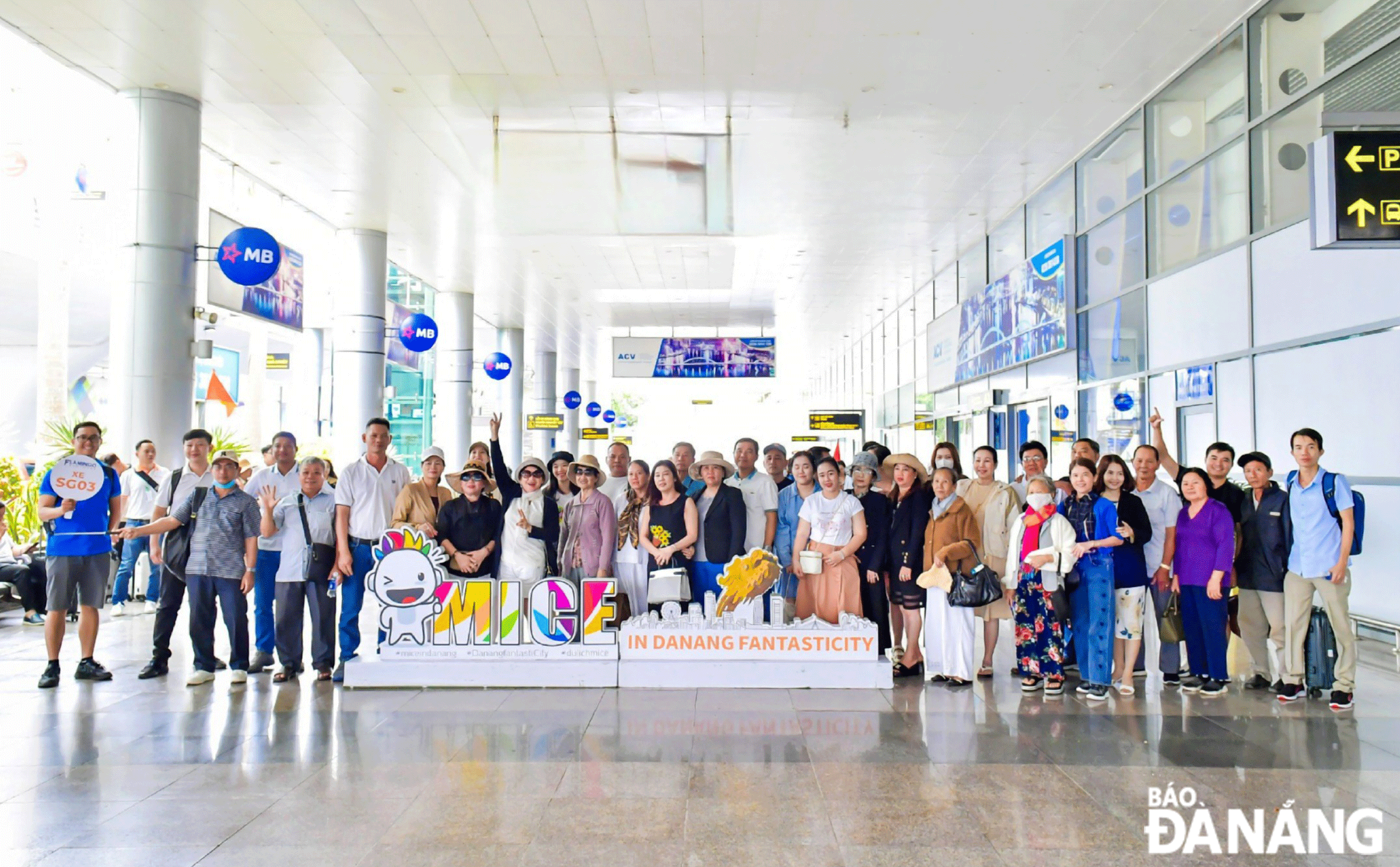 The M.I.C.E delegation is welcomed at the Da Nang International Airport. Photo: THU HA