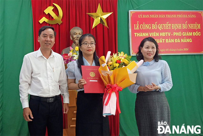 Bà Mai Thị Thu và ông Lê Phú Nguyện trao quyết định, tặng hoa cho bà Nguyễn Thị Quỳnh Linh