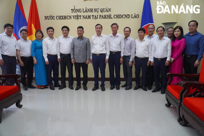 Đoàn công tác thành phố Đà Nẵng chụp ảnh lưu niệm với cán bộ, nhân viên Tổng lãnh sự quán Việt Nam tại Pakse. ẢNH: S.TRUNG