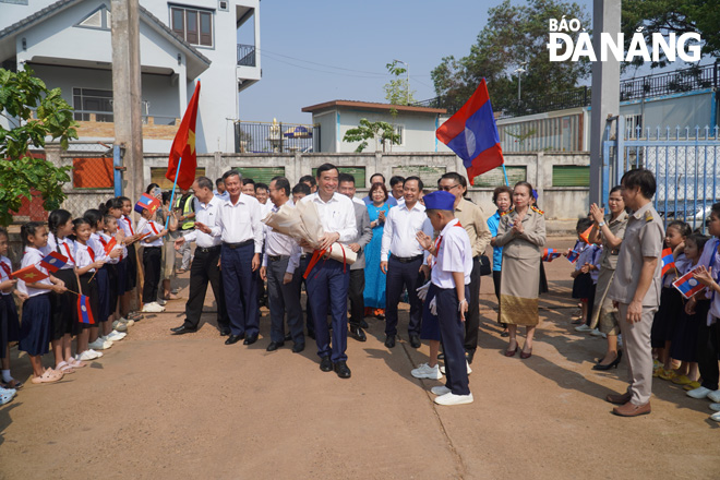 Đoàn công tác thành phố Đà Nẵng thăm Trường Tiểu học Hữu Nghị Việt-Lào tại Champasak. ẢNH: S.TRUNG