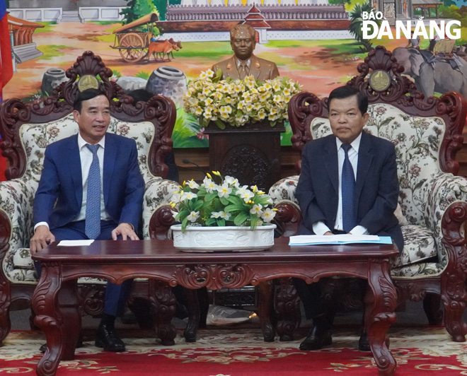 Chairman of the Da Nang People's Committee Le Trung Chinh (left) works with Deputy Secretary of the Champasak Provincial Party Committee Siphaphommachanh on the morning of April 1. PHOTO: S. TRUNG