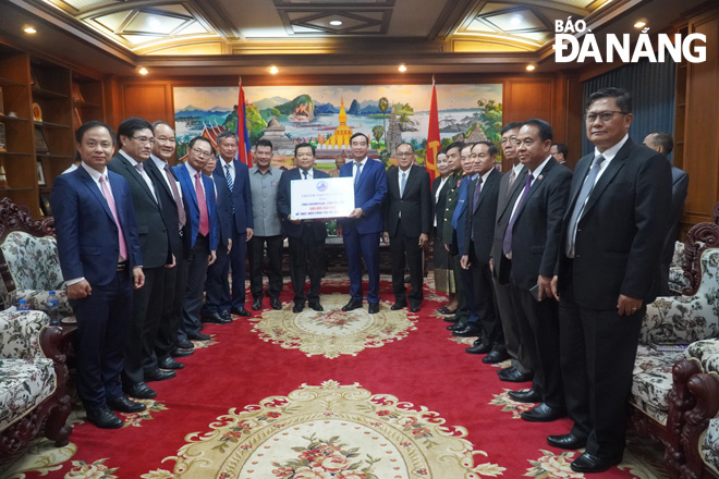 The Da Nang delegation donating VND500 million to Champasak Province for carrying out social security work on the occasion of Bunpimay Tet. PHOTO: S.TRUNG