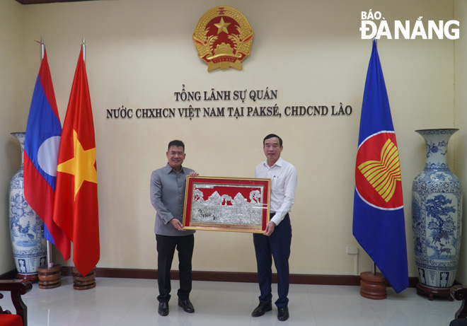 Consul General of Viet Nam in Pakse City Nguyen Van Trung (left) presenting a gift to Chairman of the Da Nang People's Committee Le Trung Chinh. PHOTO: S. TRUNG