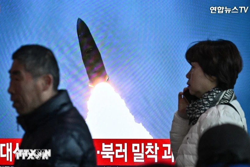 Bản tin về một vụ phóng tên lửa của Triều Tiên được phát sóng tại Seoul, Hàn Quốc, ngày 18-3-2024. (Ảnh: AFP/TTXVN)