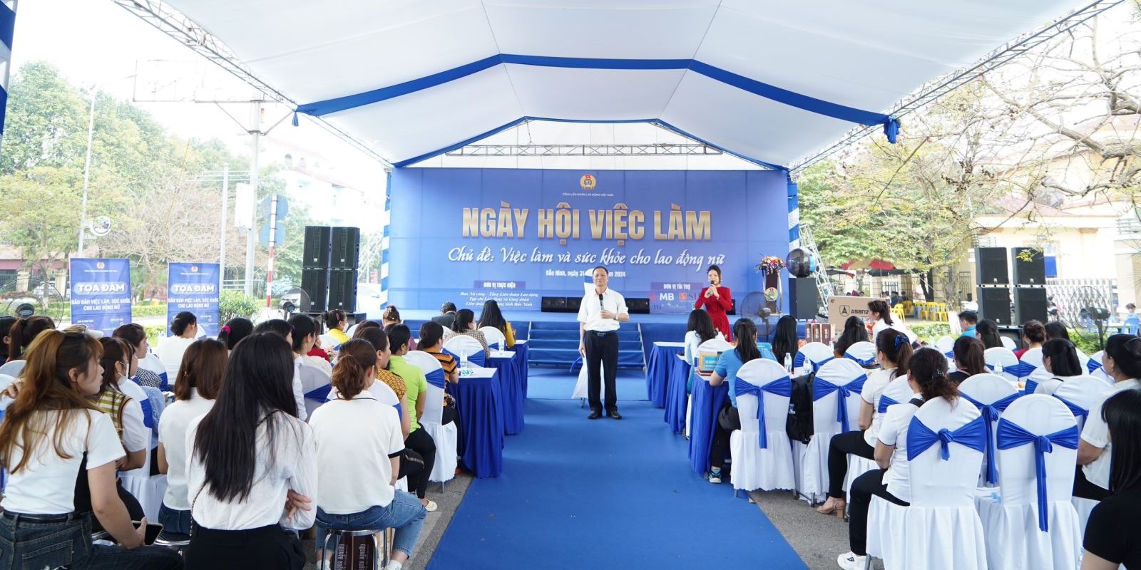 Tư vấn chăm sóc sức khoẻ, sức khoẻ sinh sản cho lao động nữ tại Ngày hội việc làm cho lao động nữ tại Quế Võ, Bắc Ninh. Ảnh: HL