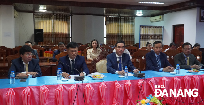 Đoàn công tác thành phố Đà Nẵng làm việc với lãnh đạo tỉnh Sekong sáng 2-4. ẢNH: S.TRUNG