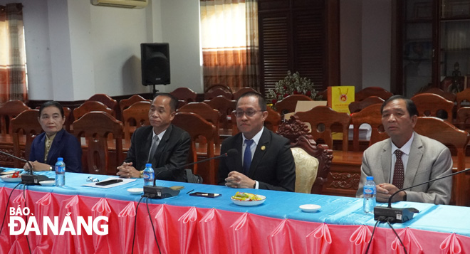 Bí thư, Tỉnh trưởng tỉnh Sekong Leklay Sivilay (thứ hai, bên phải qua) cùng các đồng chí lãnh đạo tỉnh làm việc với đoàn công tác thành phố Đà Nẵng sáng 2-4. ẢNH: S.TRUNG