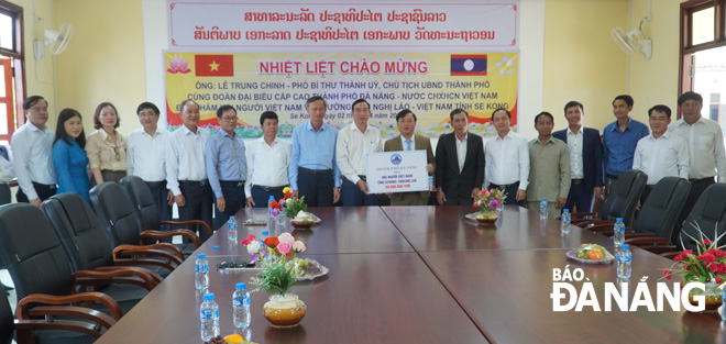 Đoàn công tác thành phố Đà Nẵng trao kinh phí hỗ trợ hoạt động Hội Người Việt Nam tỉnh Sekong. ẢNH: S.TRUNG