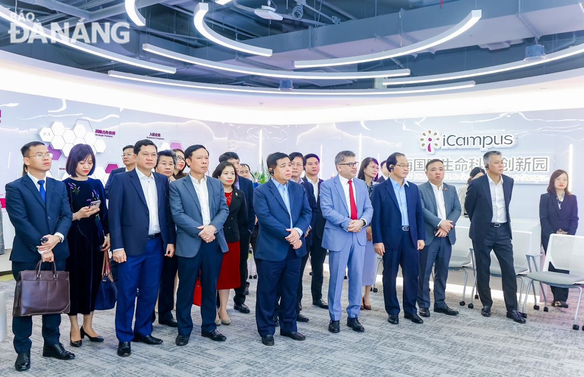 The Da Nang guests visit the Medical Healthcare AI Innovation Center of AstraZeneca Group