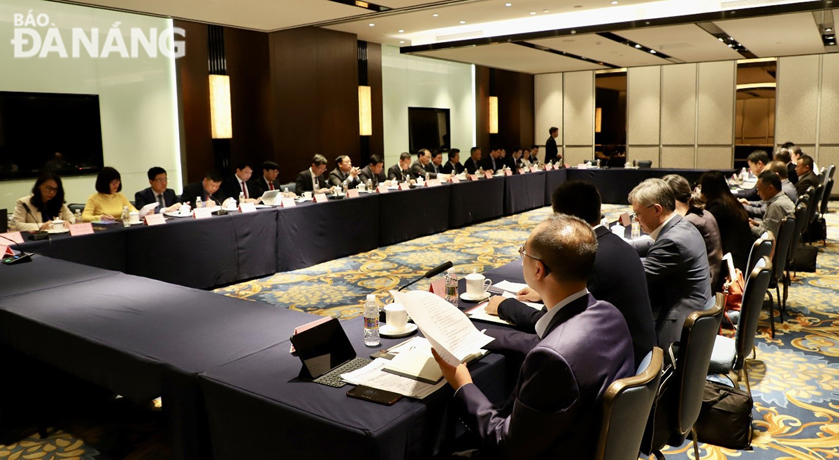 The delegation of Vietnamese officials having a meeting with leaders of the Office of the Free Trade Port Working Committee of Hainan