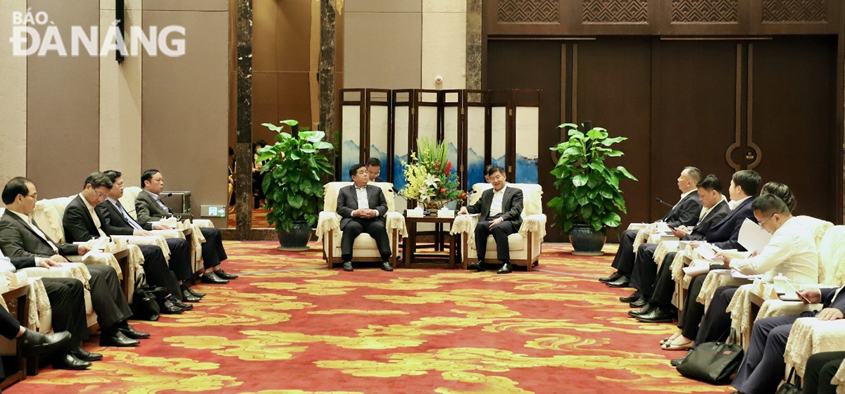 The delegation of Viet Nam meeting with leaders of Hainan Province