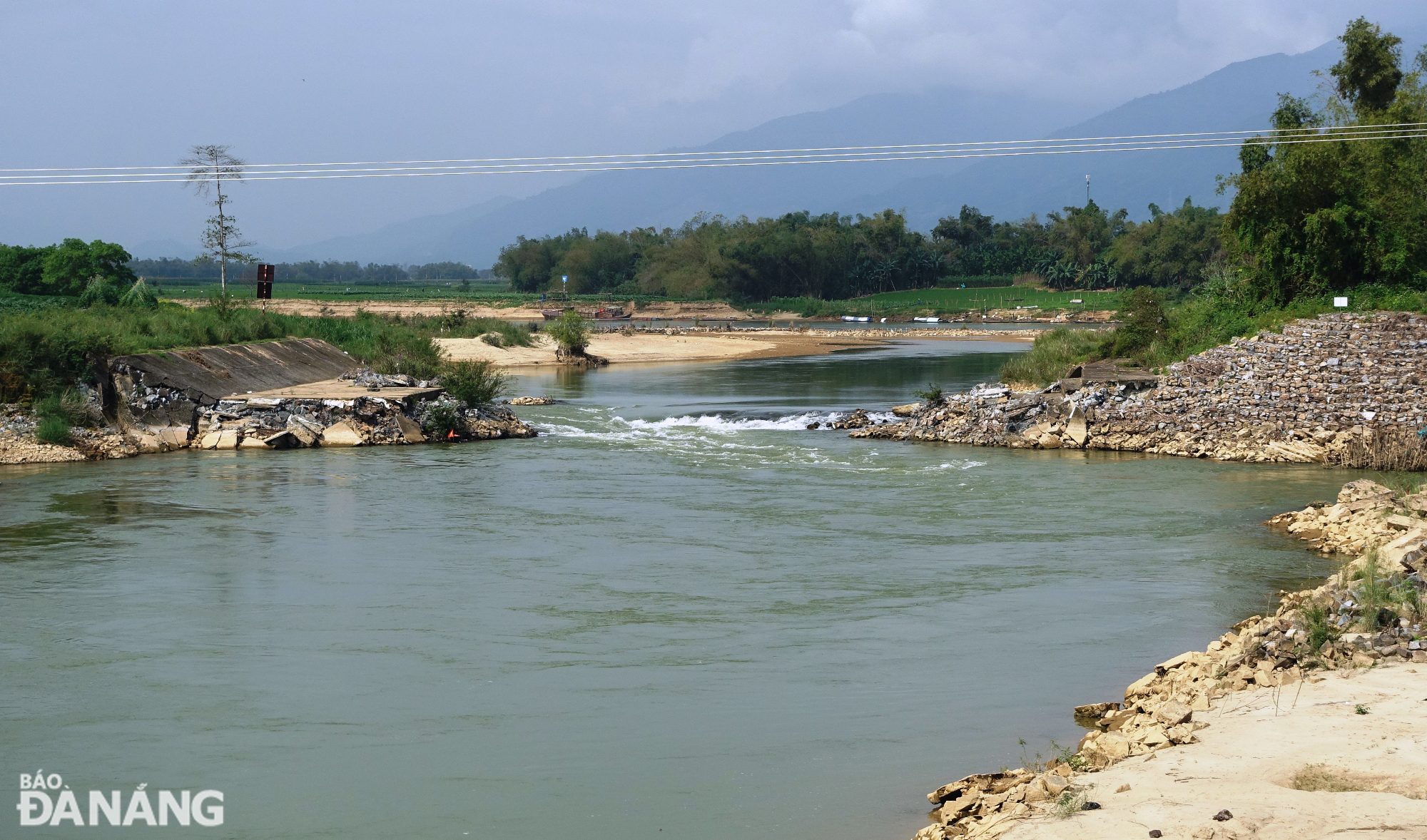 Cục Quản lý tài nguyên nước cho rằng công trình đập tạm trên sông Quảng Huế không thuộc trường hợp phải lấy ý kiến cộng đồng dân cư. Ảnh: HOÀNG HIỆP