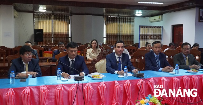 The Da Nang delegation works with leaders of Sekong Province on the morning of April 2. PHOTO: S. TRUNG