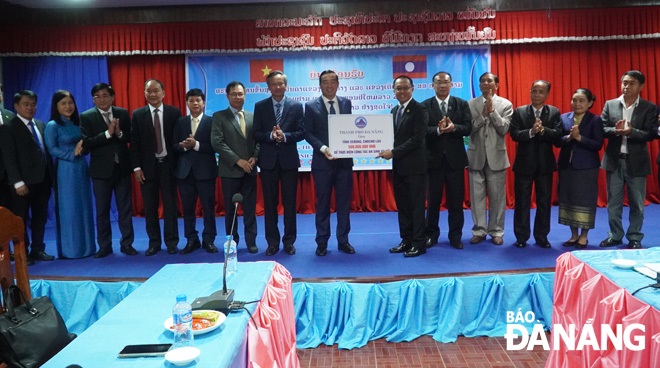 The Da Nang delegation donating VND500 million to Sekong Province to carry out social security work on the occasion of Bunpimay Tet. PHOTO: S.TRUNG