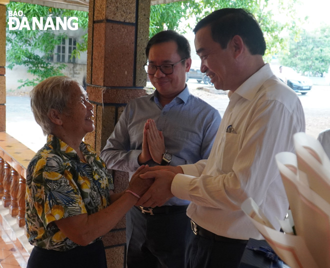 Chairman of the Da Nang People's Committee Le Trung Chinh visiting wife of late Secretary of the Party Committee and Governor of Sekong Province of Laos Buon Nhon - Le Viet Muong