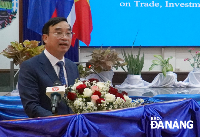 Chairman of the Da Nang People's Committee Le Trung Chinh speaking at the meeting. PHOTO: S. TRUNG