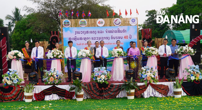 Leaders of the 5 localities attended the opening of the Sekong Province Goods Exhibition right after the meeting. PHOTO: S. TRUNG