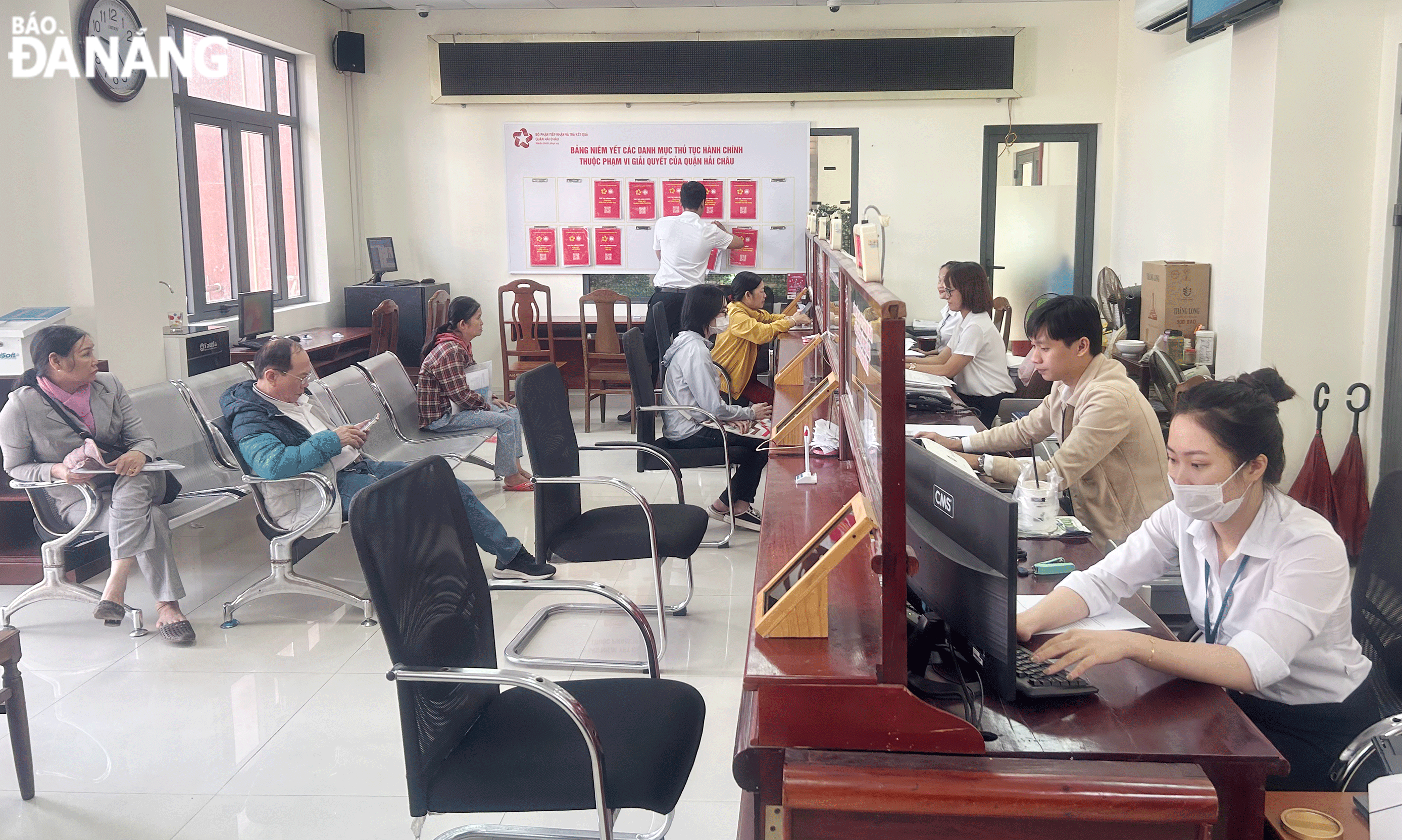  The effective exploitation of data makes an important contribution to administrative reform. IN PHOTO: The 'One-stop-shop' Division operating at the Hai Chau District Administrative Centre. Photo: M.Q