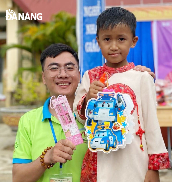 For over 9 years, Nguyen Quang Hieu, Chairman of the Sen Viet Club, has embarked on a journey of goodwill to 15 remote districts, bringing joy and smiles to many underprivileged situations.  PHOTO: Hieu participates in a volunteer programme in Xop Commune, Dak Glei District, Kon Tum Province, as part of the 