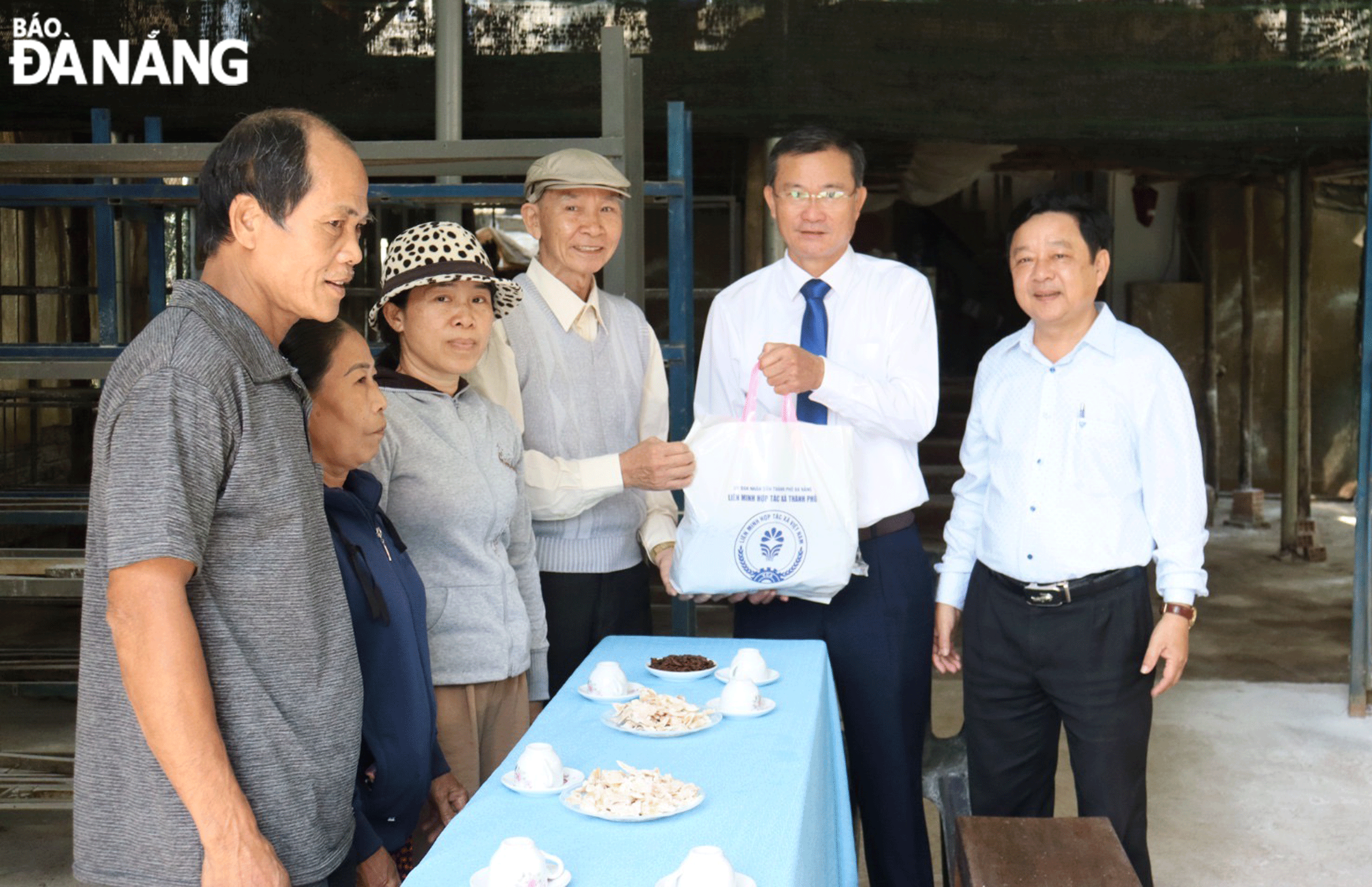 Lãnh đạo Liên minh Hợp tác xã thành phố đến thăm các hợp tác xã trên địa bàn dịp Tết Nguyên đán Giáp Thìn 2024.Ảnh: DIỆP NHƯ	