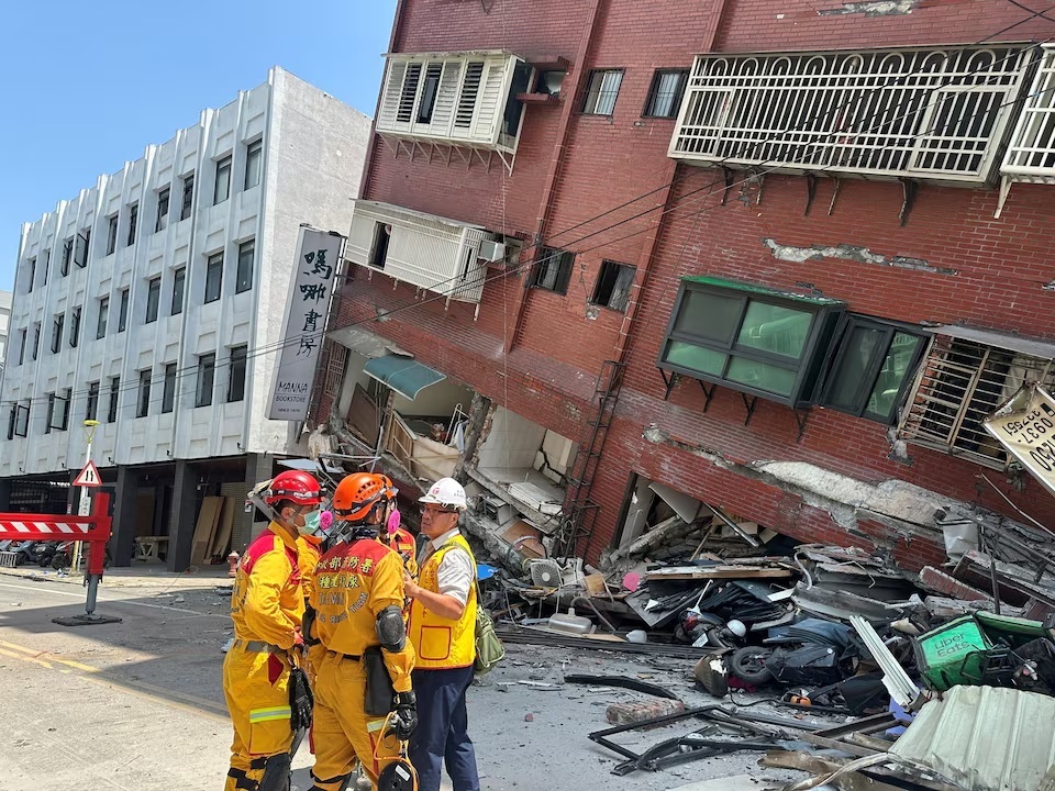 Lực lượng chức năng có mặt tại hiện trường một tòa nhà bị sập ở thành phố Hoa Liên, Đài Loan (Trung Quốc) sau trận động đất vào ngày 3-4. Ảnh: Getty Images