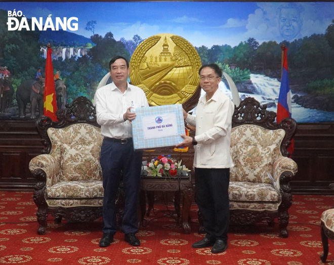 Chairman of the Da Nang People's Committee Le Trung Chinh (left) presenting a gift and sending New Year wishes to the leader of Salavane Province. PHOTO: S. TRUNG