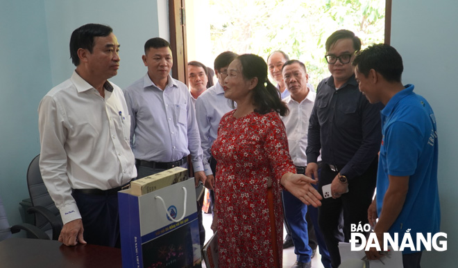 The Da Nang delegation visits the Vietnamese Language Center of Salavane Province. PHOTO: S. TRUNG