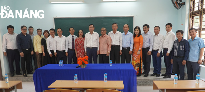 The Da Nang delegation taking souvenir photos with representatives of the Vietnamese Language Centre and the Vietnamese Association of Salavane Province. PHOTO: S. TRUNG