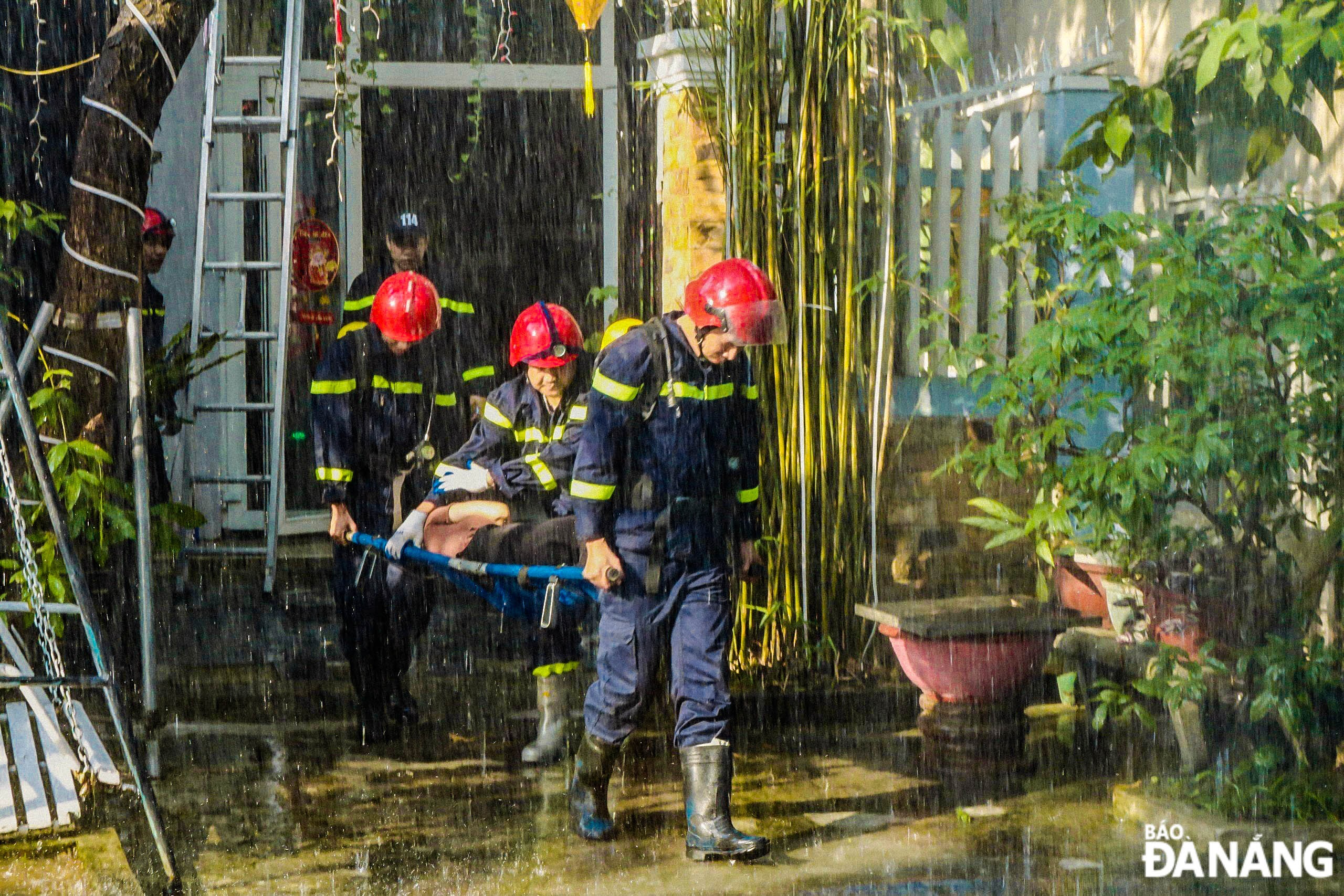 Firefighting force coordinating with residents in the fire extinguishing and rescue drill