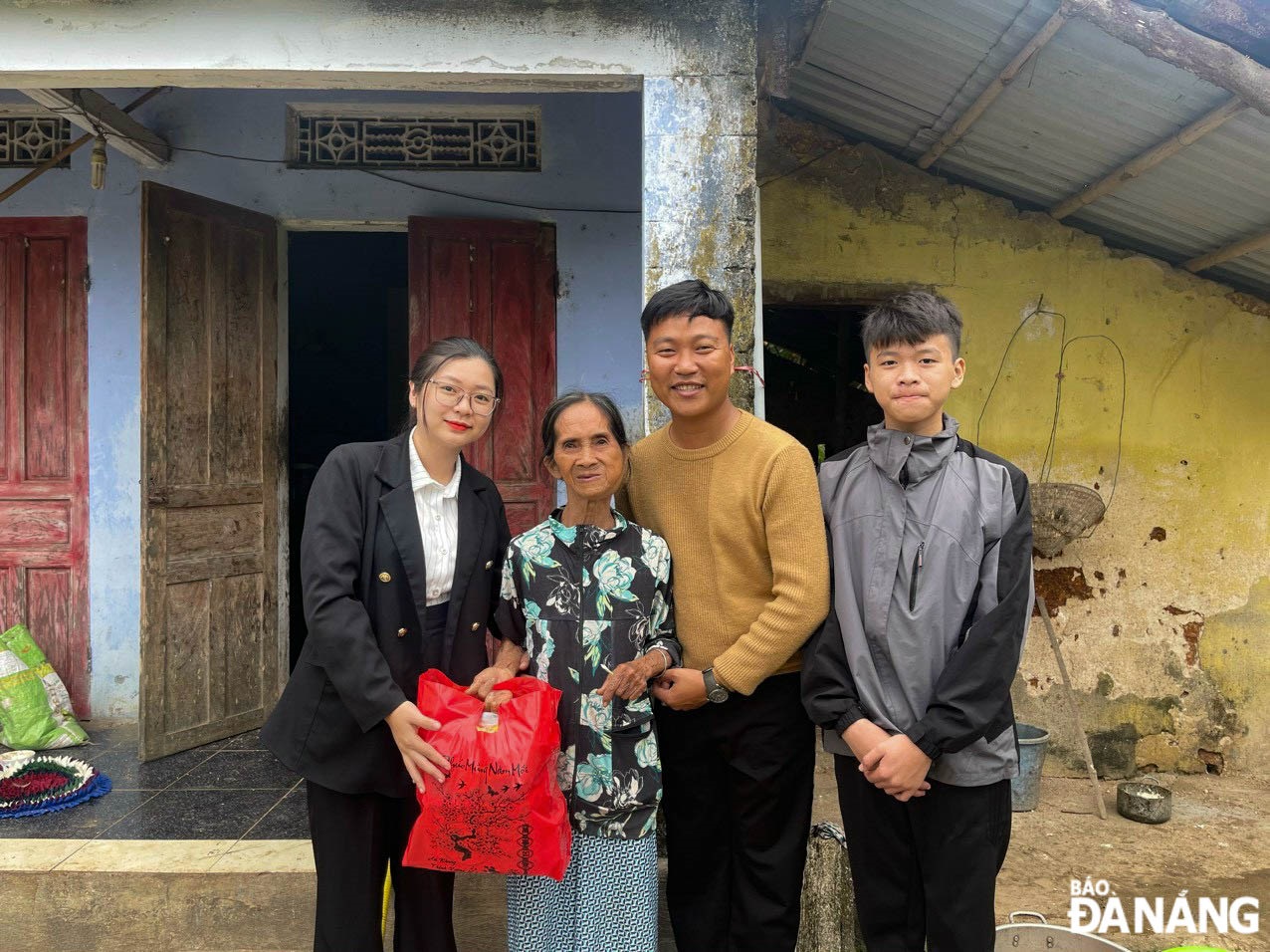 Mr Dao Van Vinh (second, right) presenting gift packages to people in need in Da Nang