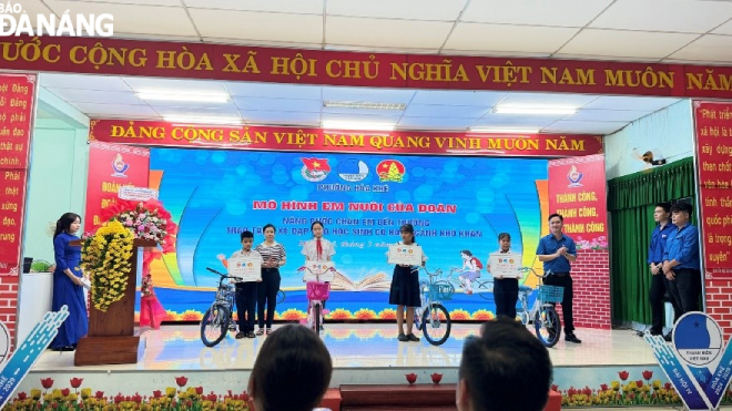  Đoàn phường Hòa Khê tặng quà cho học sinh theo Mô hình “Em nuôi của Đoàn”