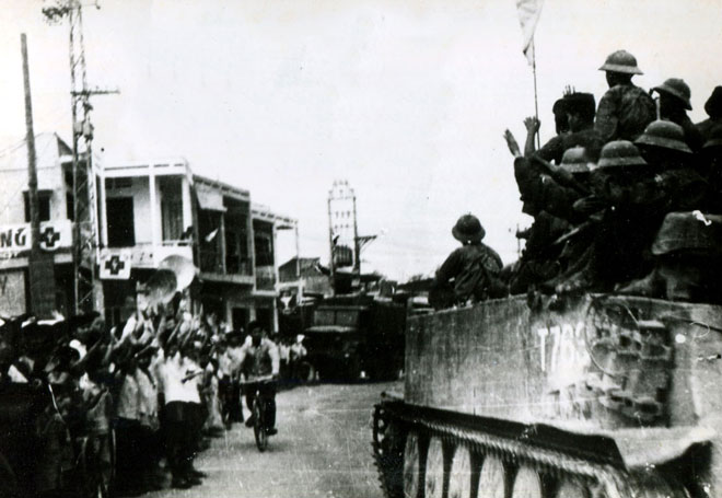 Đồng bào Đà Nẵng hân hoan đón mừng quân giải phóng tiến vào Đà Nẵng ngày 29-3-1975. Ảnh tư liệu